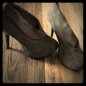 Like new size 8&1/2. Worn once